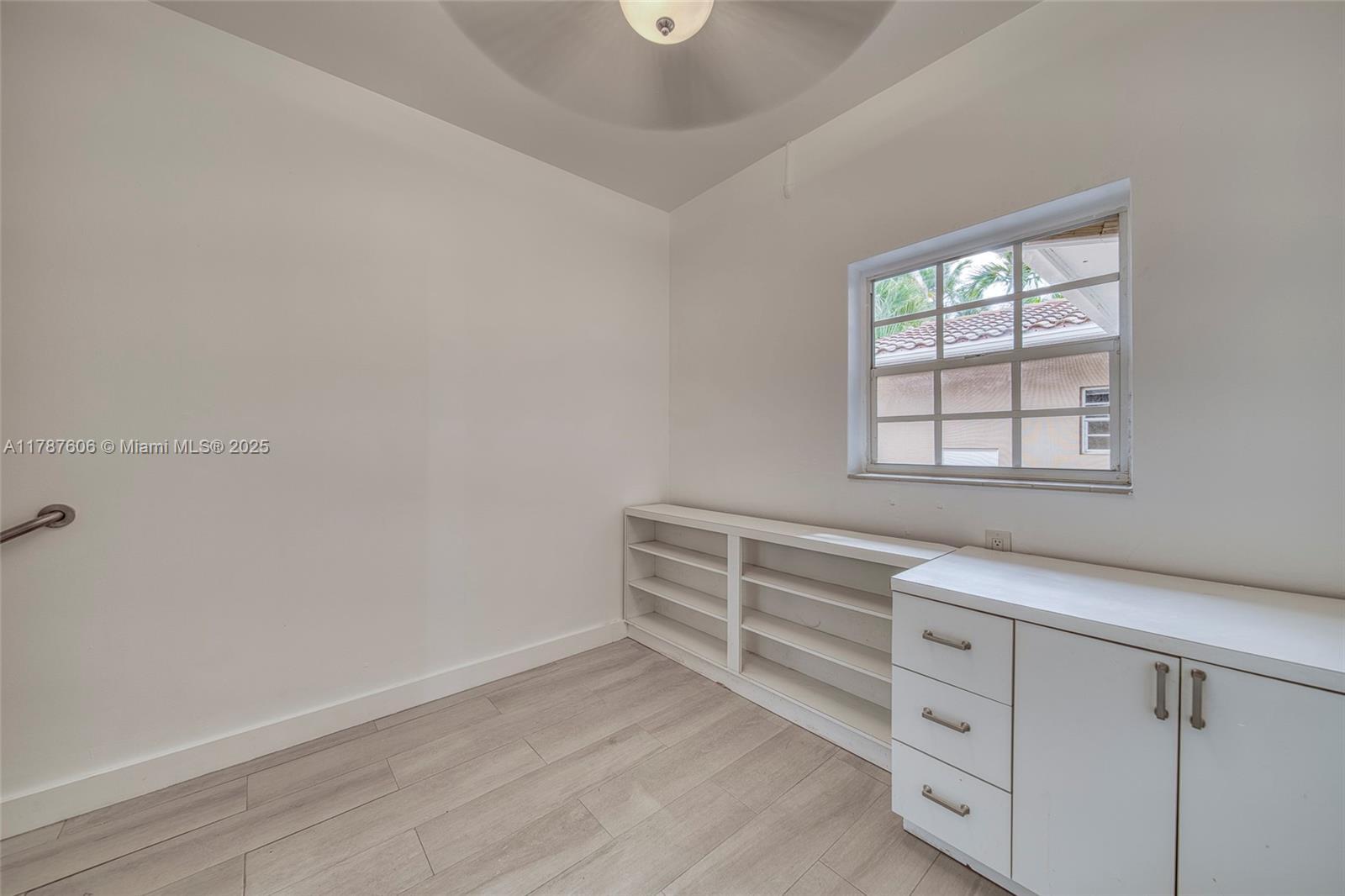 Building Photo - 645 Altara Ave