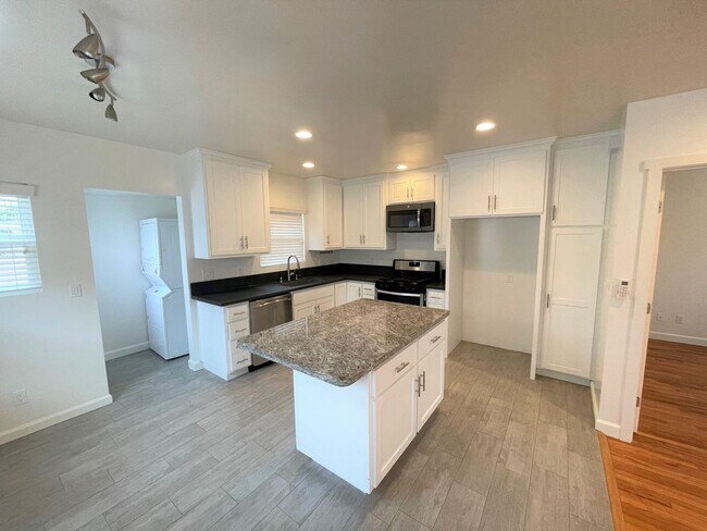 Building Photo - Remodeled Midtown Apartment w/Air Conditio...