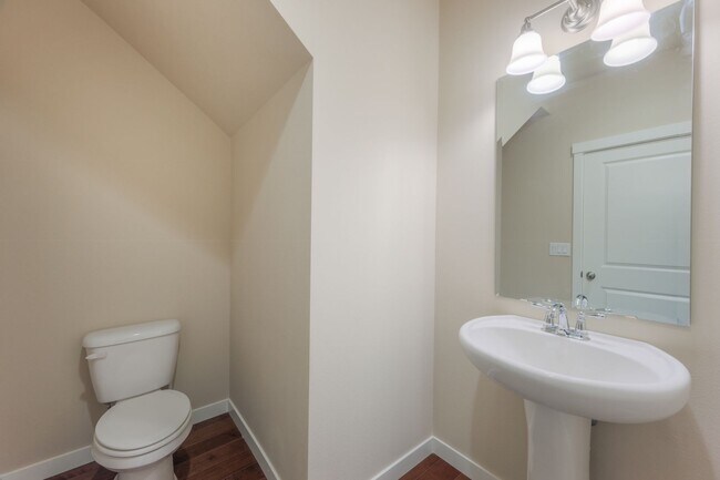 Building Photo - Spacious Brick and Wood Home in Issaquah