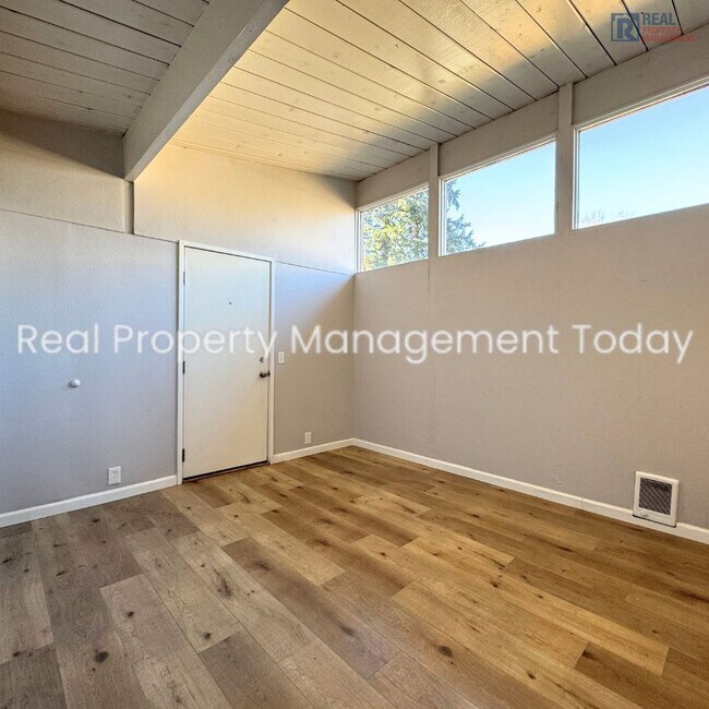 Building Photo - Perez - 105 (Cascade Group - Gold)