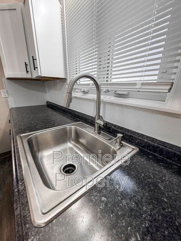 Building Photo - 704 N Pearl St