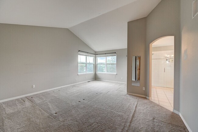 Building Photo - 4 bedroom, 5 bath hime with 3 car garage