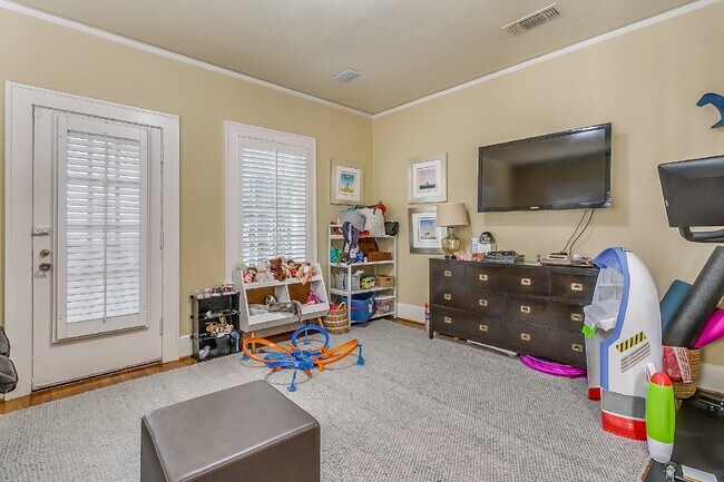 Building Photo - Darling English Tudor style home in the heart of the University District near TCU!