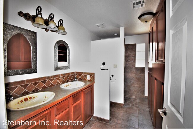 Building Photo - 3 br, 2 bath House - 2552 Los Misioneros