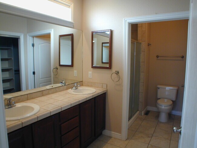 Building Photo - House For Lease