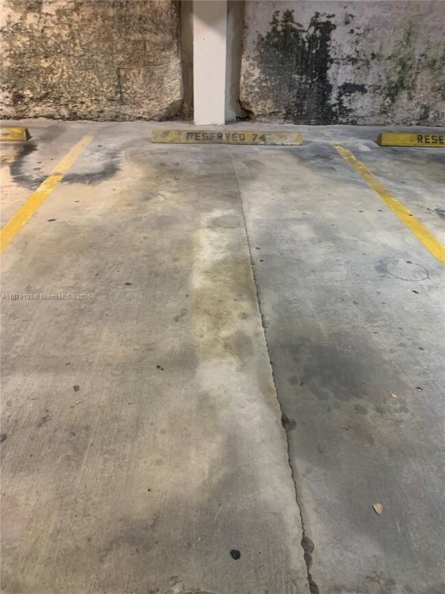 Building Photo - 2201 Brickell Ave