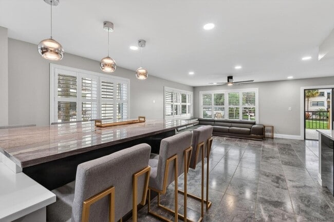 Building Photo - 372 Golfview Rd