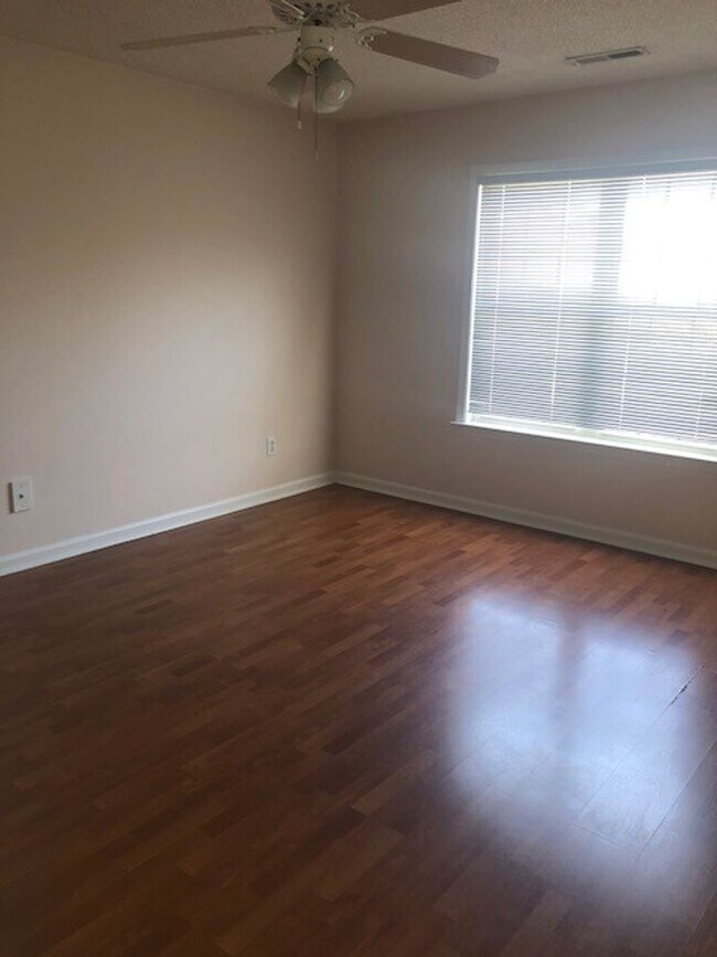 Building Photo - Q201