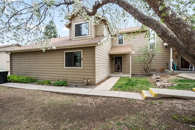 Building Photo - Spacious 3 Bedroom Townhouse-Style Condo N...