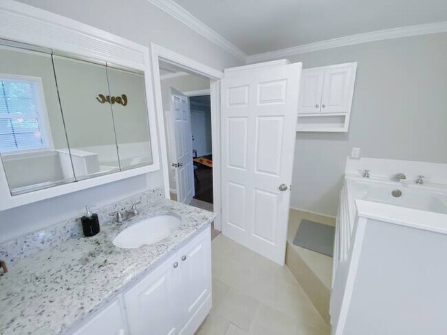 Building Photo - 12005 Greenleaf Dr SE