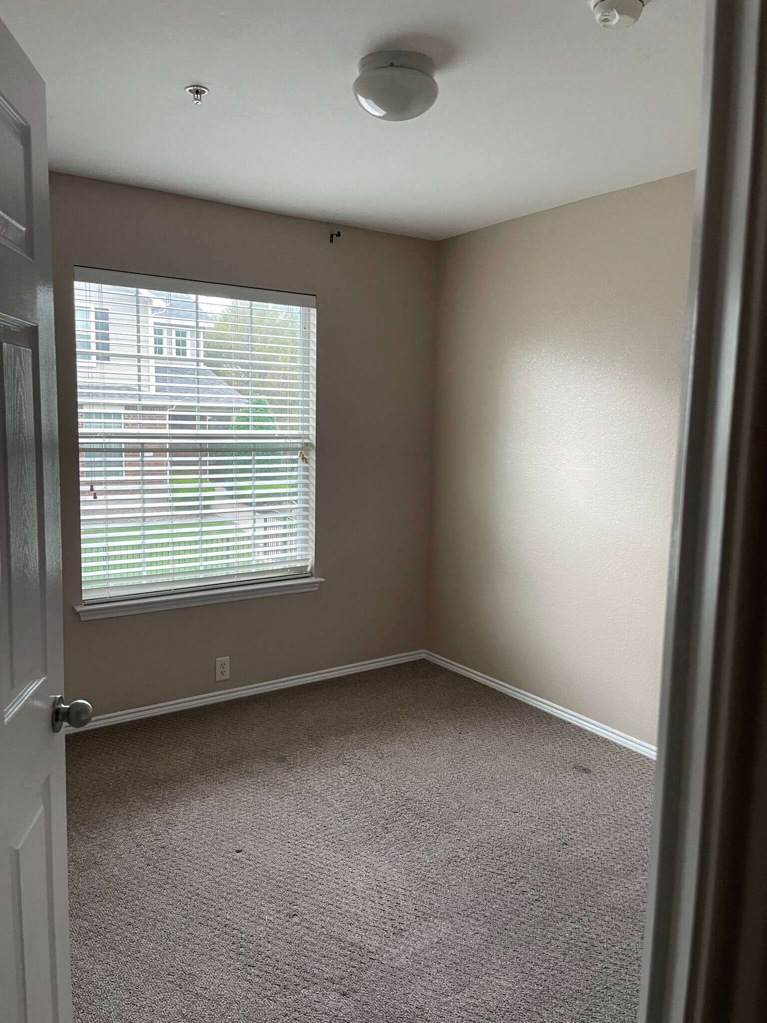 Building Photo - 2220 Stoneleigh Pl