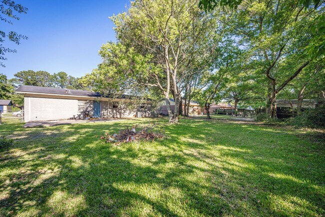 Building Photo - 5612 Rose Dr
