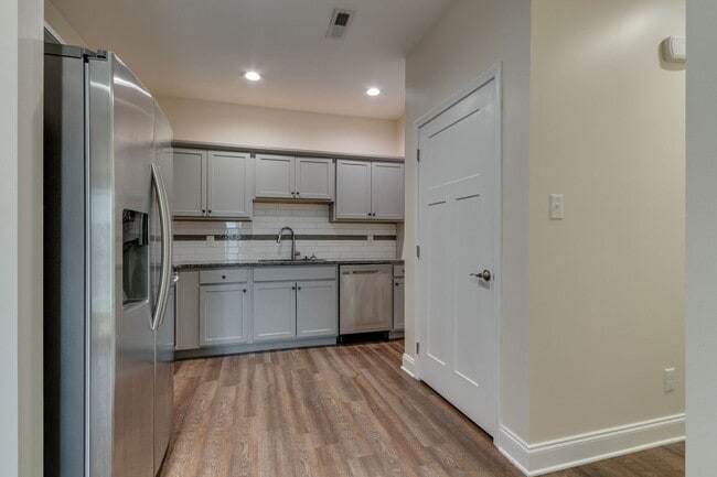 Building Photo - 2 BR 2 Bath Condo with Garage