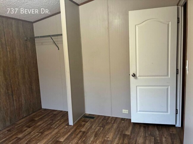 Building Photo - 737 W Bever Dr