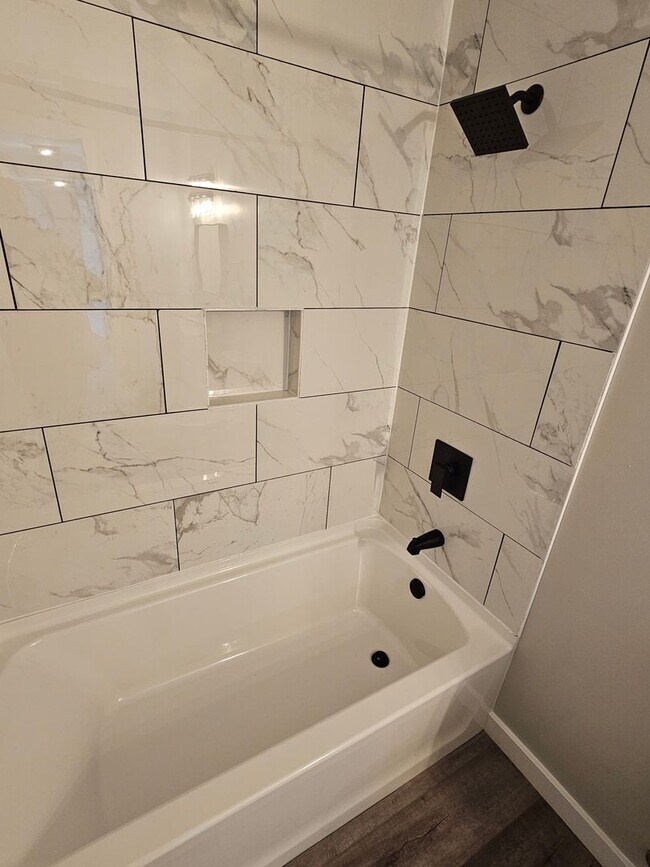 Building Photo - Like new large 2 bedroom apt coming available!