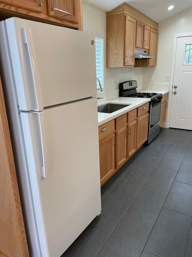 Building Photo - Lovely 1 Bedroom 1 Bath Unit in Prime Echo Park