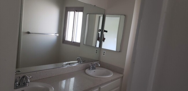 Master bath - double vanities - 6716 Clybourn Ave