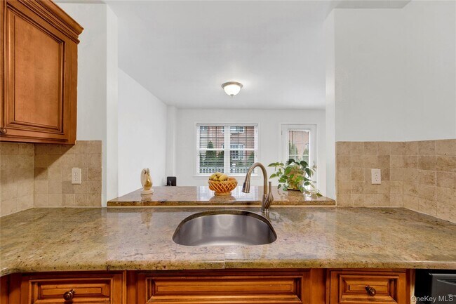 Building Photo - 752 Pelham Rd