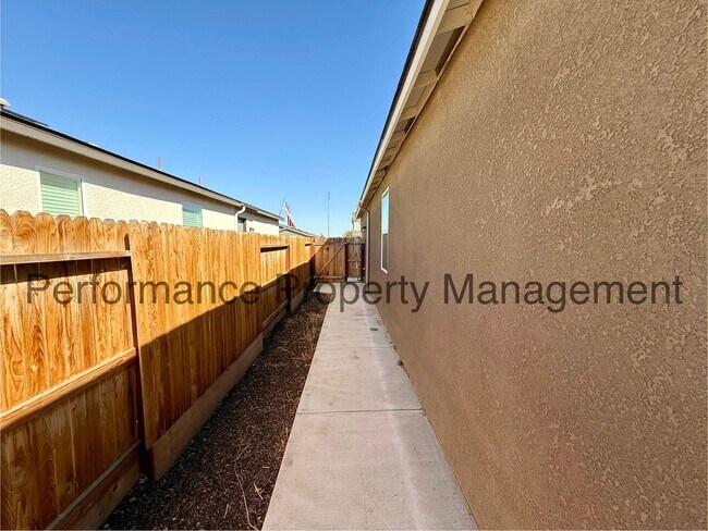 Building Photo - Gorgeous 4 Bed/2 Bath SW Bakersfield Home ...