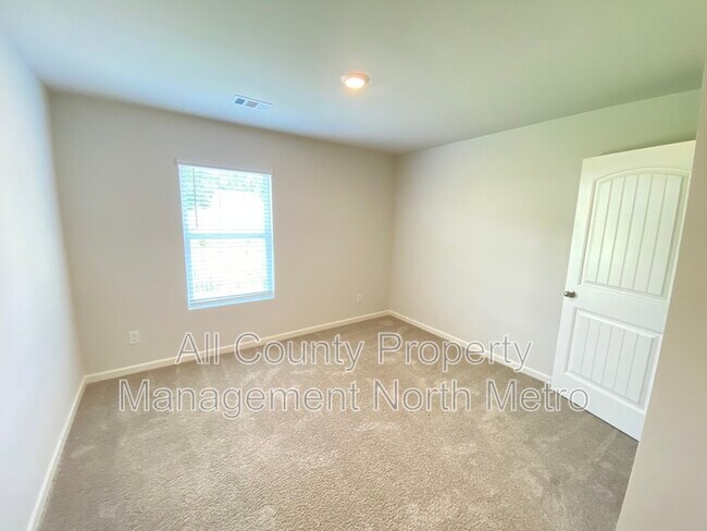 Building Photo - 102 Oaktree St