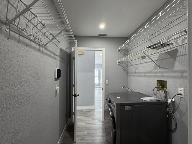 Building Photo - "Charming 3-Bedroom Retreat with 2 Full Baths on Aurora St NW!"