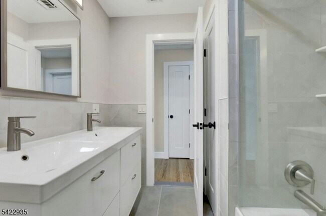 Building Photo - 535 Orchard Ave