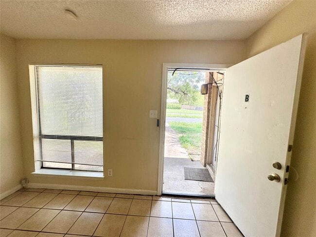 Building Photo - 207 W William Cannon Dr
