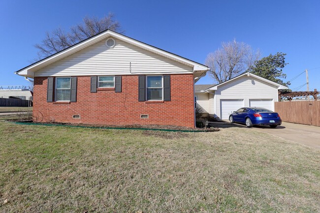 Building Photo - Updated 3 Bed / 1.5 Bath in Tulsa!