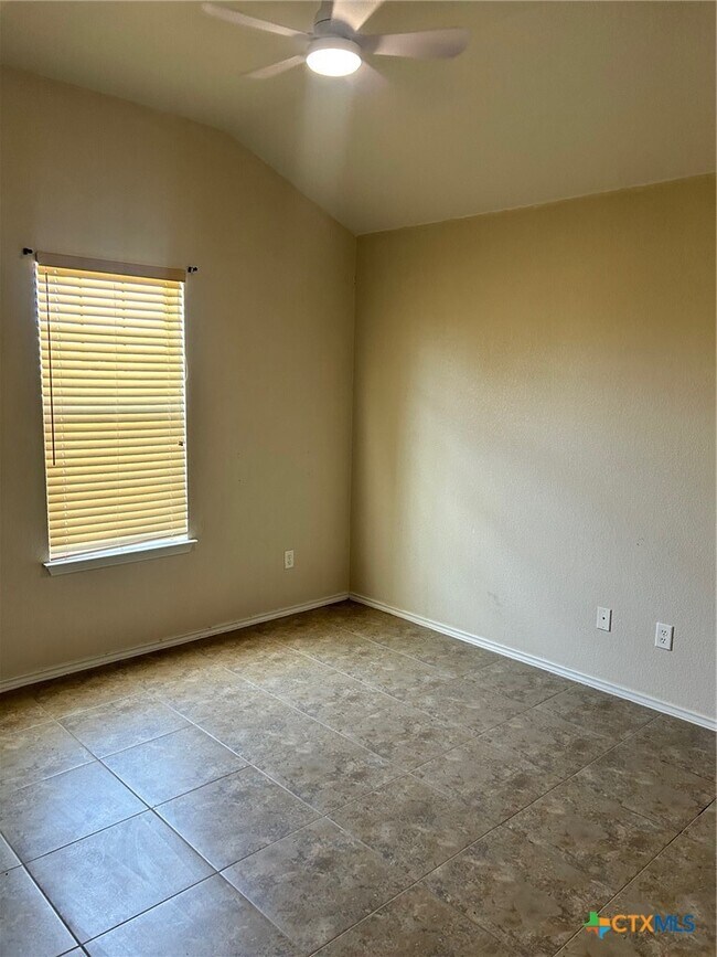 Building Photo - 604 Redbud Dr