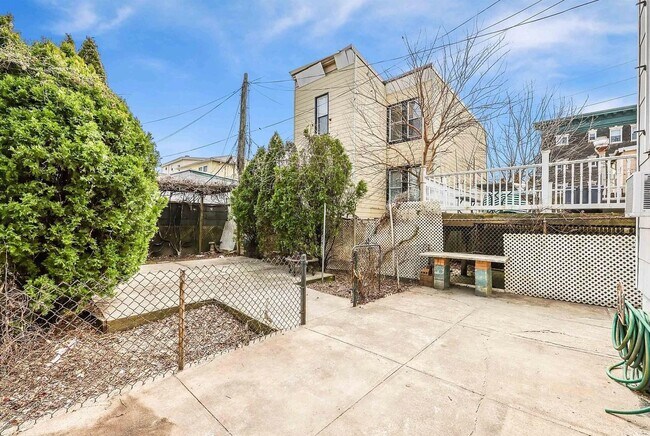 Building Photo - 608 Palisade Ave