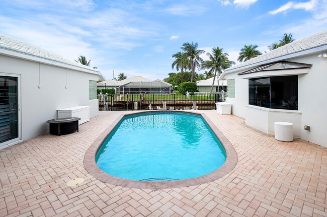 Building Photo - 1332 Tamarind Way