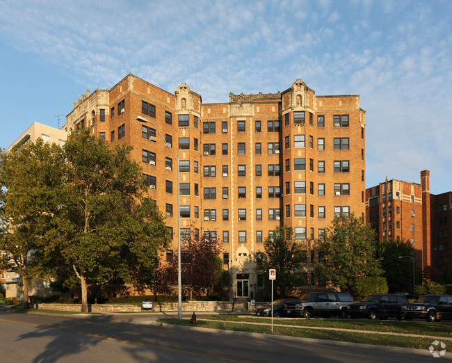 Building Photo - Plaza Apartment Center