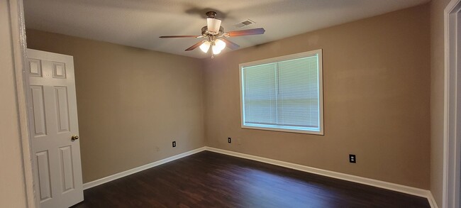 Building Photo - So CLEAN and AFFORDABLE~