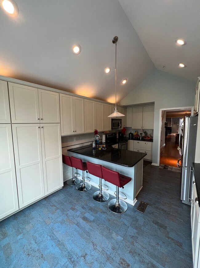 Building Photo - Stunning 2 bedroom and 3 Bathroom Townhome Style Condo / w Pool