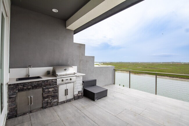 Building Photo - 14836 Granada Dr
