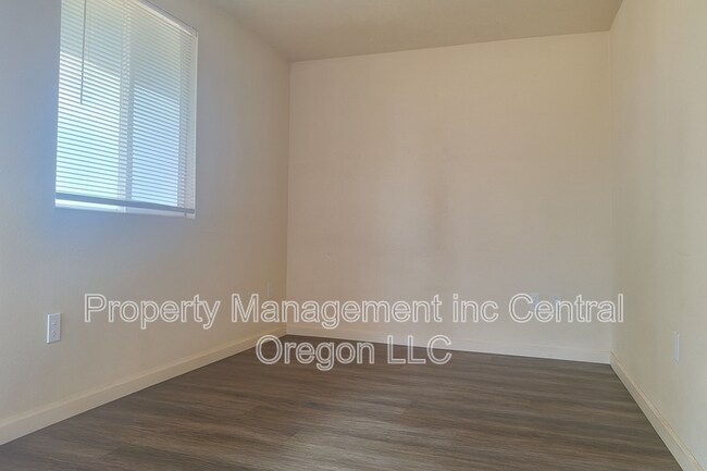 Building Photo - 1707 N Highway 26