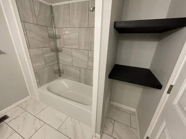 Building Photo - 138 E Hannum St