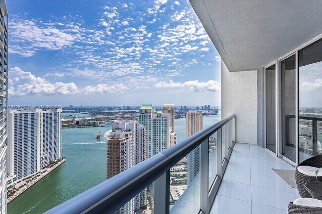 Building Photo - 495 Brickell Ave