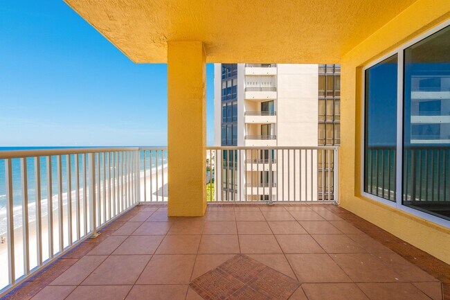 Building Photo - Breathtaking 3 Bedroom Daytona Beach Shore...