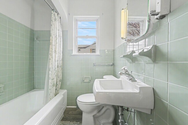 Building Photo - 2327 Chestnut St