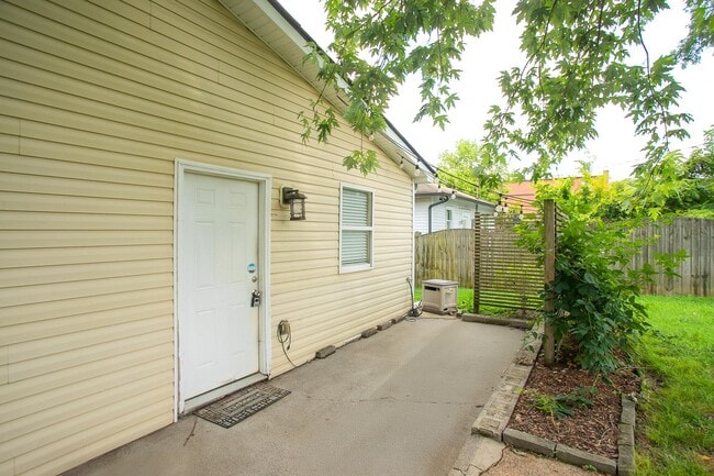 Building Photo - 1014 Douglas Ave