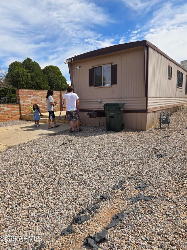 Building Photo - 270 Valerie Ln