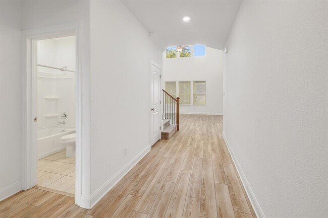 Building Photo - 113 King Thistle Ct
