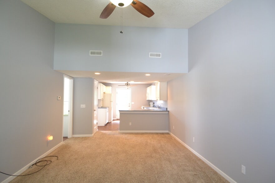 Building Photo - 1900 Salter Pl