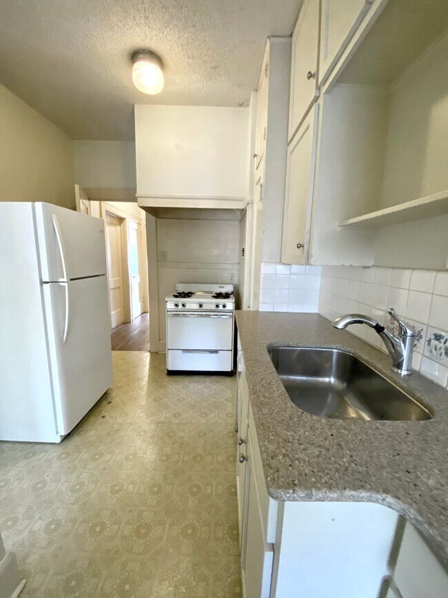 Building Photo - Vintage 1 Bedroom + Study Walking Distant to UT