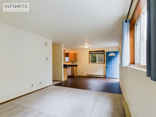 Building Photo - Newly Remodeled Garden View Apartment! Lea...