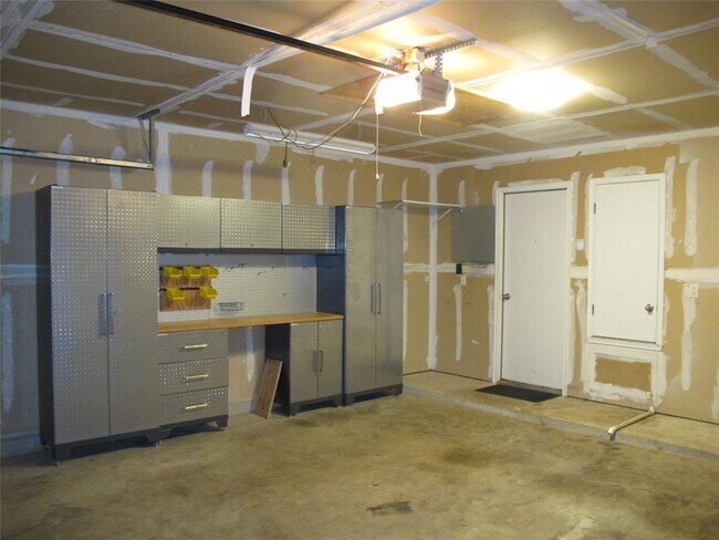 Building Photo - 915 Lantana Dr