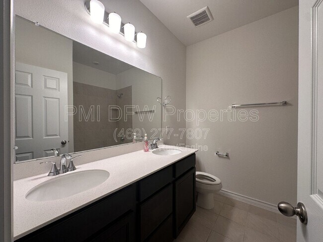 Building Photo - 663 Saxony Dr