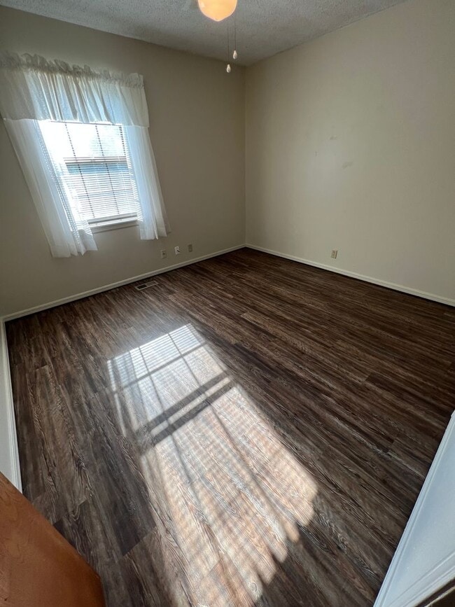Building Photo - 3 bed 2 bath on culdesac