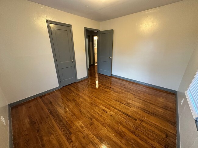 Building Photo - Move -in Special: Charming 3-Bedroom, 1-Ba...